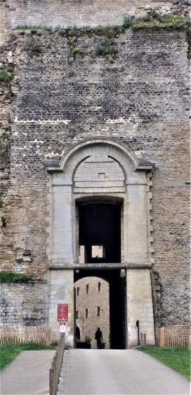 Entrée côté Parking des douves