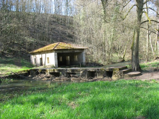 Lavoir pr&eacute;s de Manonville