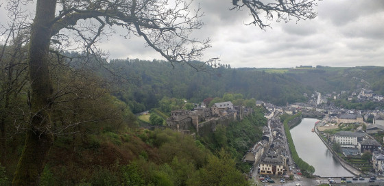 Vue sur le château de Bouillon depuis le belvédère de la Ramonnette