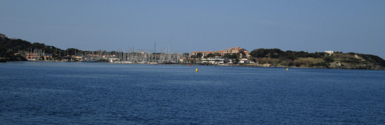 Le port des Embiez au loin