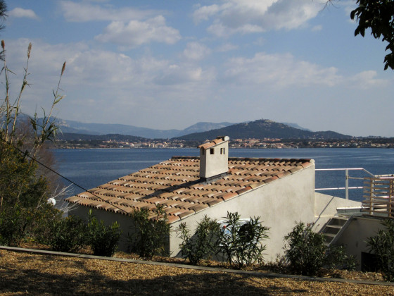Au loin, le fort de Six-Fours