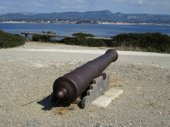 Un canon pointé sur le Brusc