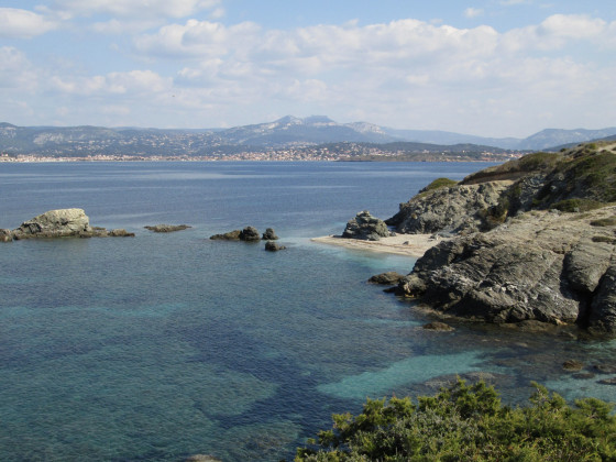 Au loin le mont Caume