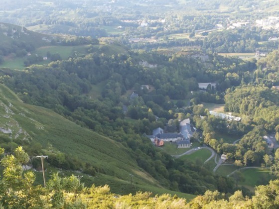 12- La Cité Saint-Pierre nichée au creux de Milhas au pied du Béout