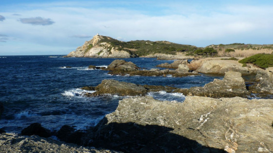 Le Bau du Cougoussa et sa tour au sud de l'&icirc;le des Embiez.
