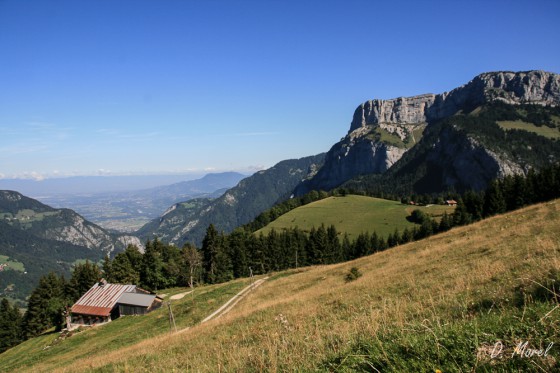 à droite les Rochers de Leschaux