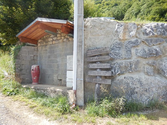 A gauche, le chemin direct au Roc de Viuz