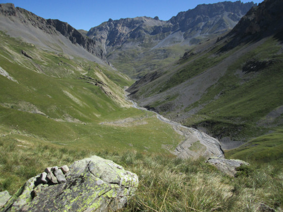 Vue sur l\'aval de la vallée Vue sur l\'aval de la vallée