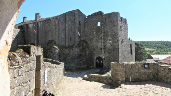 A l\'entrée du village, montée vers le cimetière