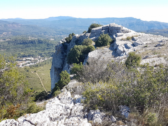 &Agrave; l'est la Sainte Baume et les collines du Garlaban