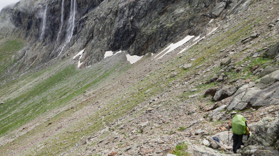 A la sortie de la barre rocheuse un seule trace &eacute;vidente, celle qui va sous les cascades en direction du Col du Grand Marchet