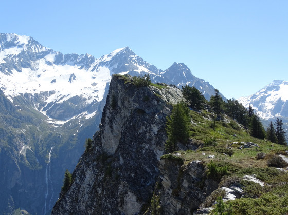 A-pic au sommet du Rocher de Villeneuve.