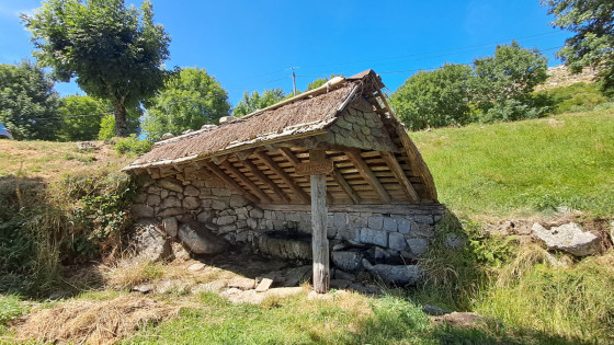 Abreuvoir dans le hameau de Villeneuve