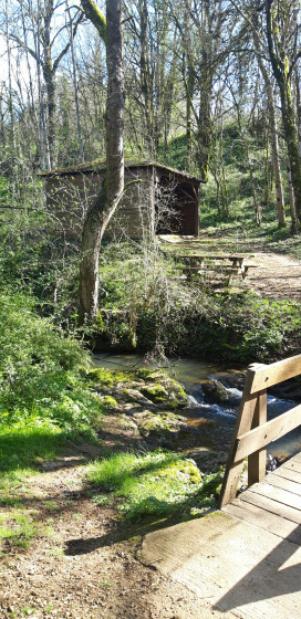 Abri pr&egrave;s de la passerelle sur le ruisseau du Puits d'Enfer