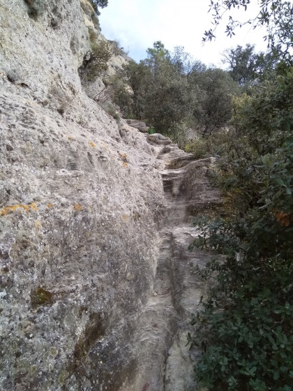 Accès taillés dans la roche
