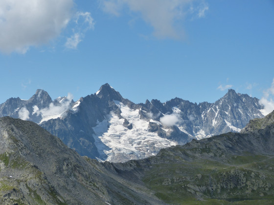 Aiguille de Triolet, Mont Dolent, Aiguilles Rouge du Dolent et le Tour Noir ; au-dessus du col des Bastillons