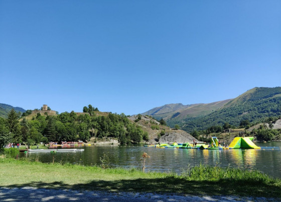 Aire de pique nique au bord du lac