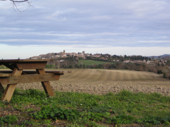 AIRE DE PIQUE-NIQUE AU CANONGES, VUE SUR LE VILLAGE DE VILLASAVARY