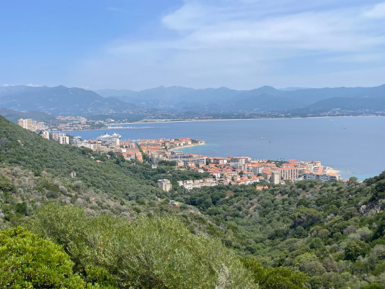Ajaccio et reliefs vus du sentier des crêtes