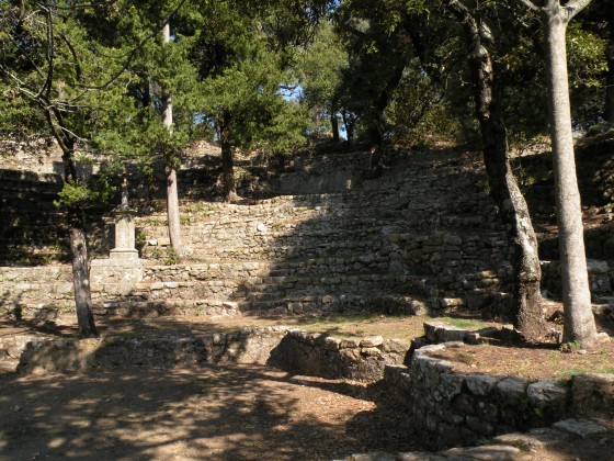 Amphithéâtre à côté de la chapelle