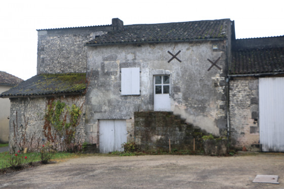 Ancien bâtiment avec son escalier extérieur