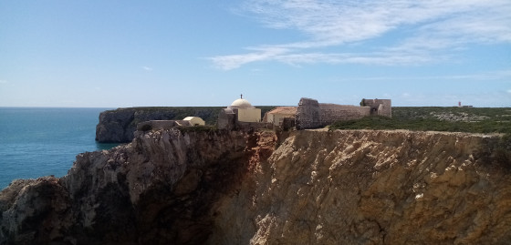 Ancien fort militaire juché en haut d\'une falaise