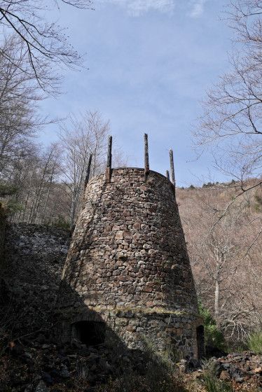 Ancien four à griller le minerai de la mine des Manerots