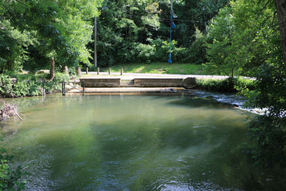 Ancien lavoir au bord du bras de la Sèvre Niortaise