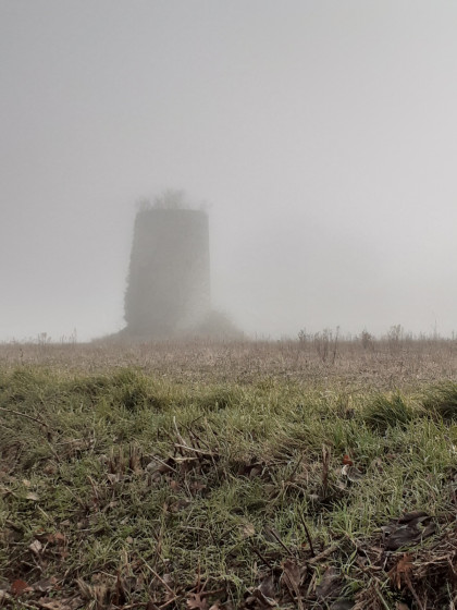 Ancien moulin dans la brume