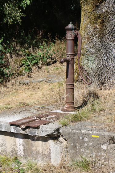 Ancienne fontaine au centre de Clavé