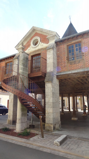 Ancienne halle à Bracieux