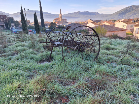 ancienne machine agricole pour s&eacute;cher le bl&eacute;