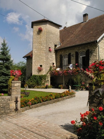 Ancienne maison à tourelle et pigeonnier