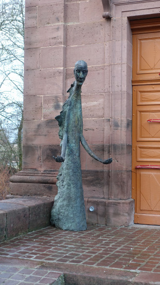 Ange devant église de La Chapelle Sous Rougemont