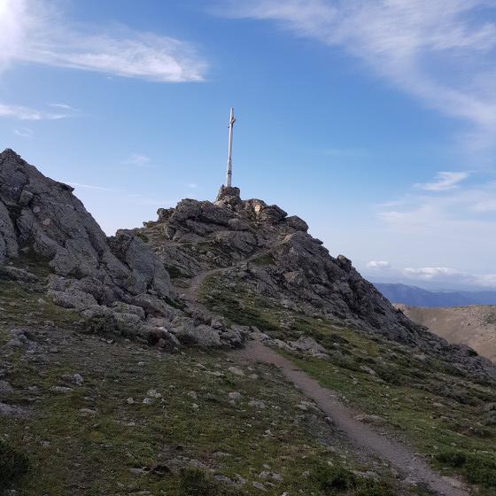 Arrivée au sommet portant la croix