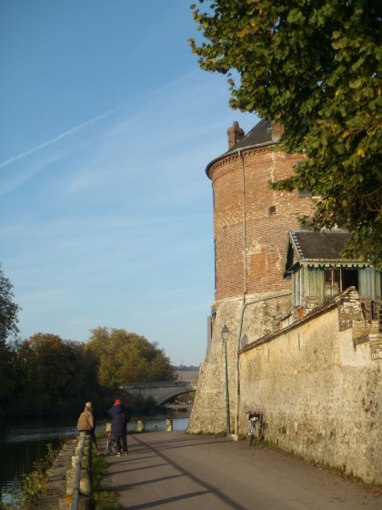 Tour de Bonneville, sur les quais de l'Yonne &agrave; Villeneuve-sur-Yonne