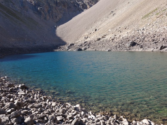 Au bord du lac, on peut admirer son bleu turquoise