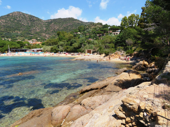 Au bout de la plage de la Fossette