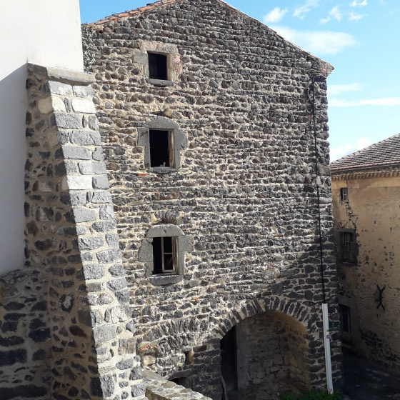 Au Broc, maison batie à partir des galets d'une Couze