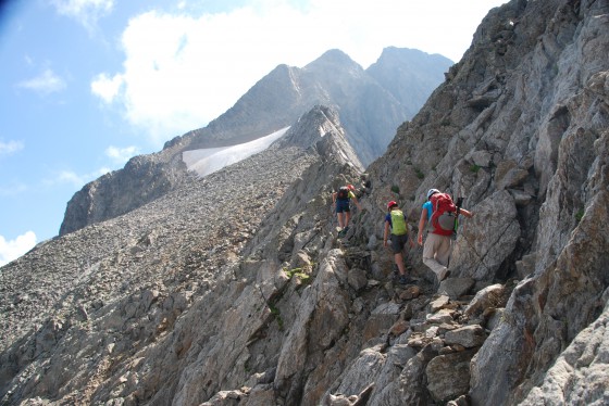 Au début de la remontée de l\'arête Sud-Ouest, versant italien