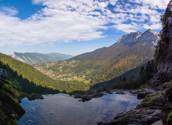 Au-dessus de la cascade