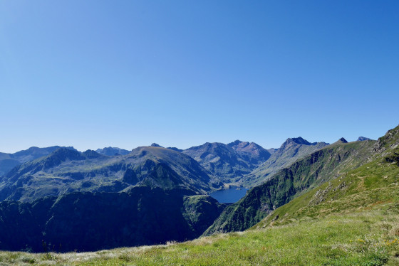 Au fond, l\'Étang de Gnioure, plein Sud.