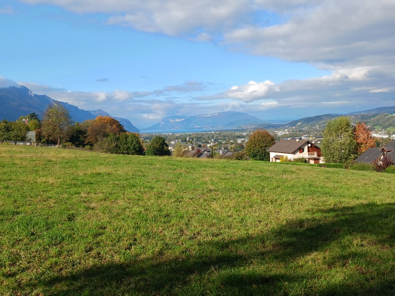 au fond le lac d'Aix