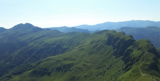 Au fond, le sommet de Peyre Arse vu du Puy Mary