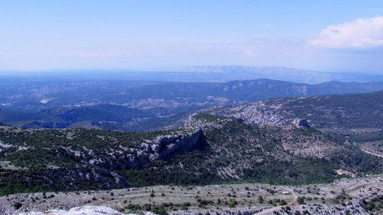 Au loin la Sainte Victoire (ou la Sainte comme disent les Aixois)