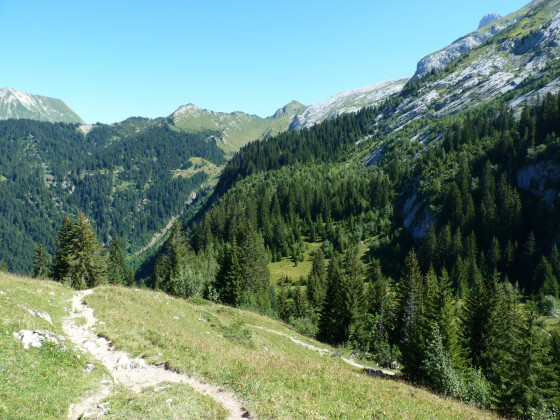 Au loin, le col de l\'Oulettaz