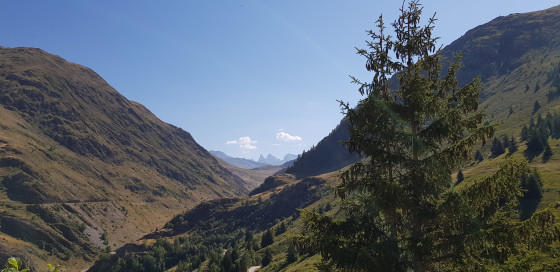 Au loin les aiguilles d'Arves une fois le col de Cluy passé
