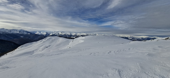Au loin, les crêtes andorannes.