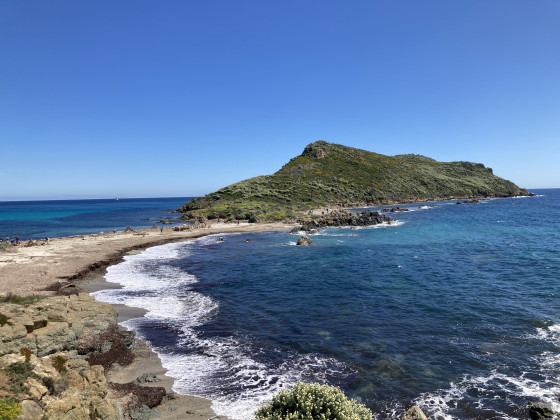 Au pied de la bande de sable qui mène au cap taillat