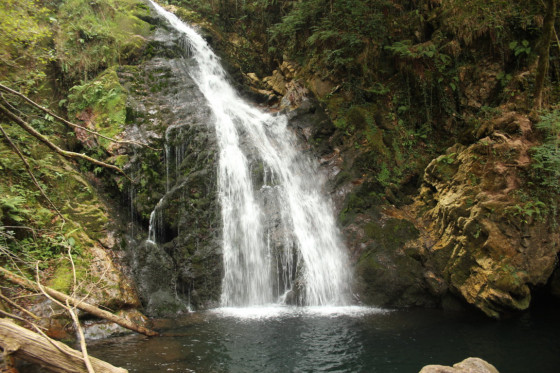 Au pied de la cascade.